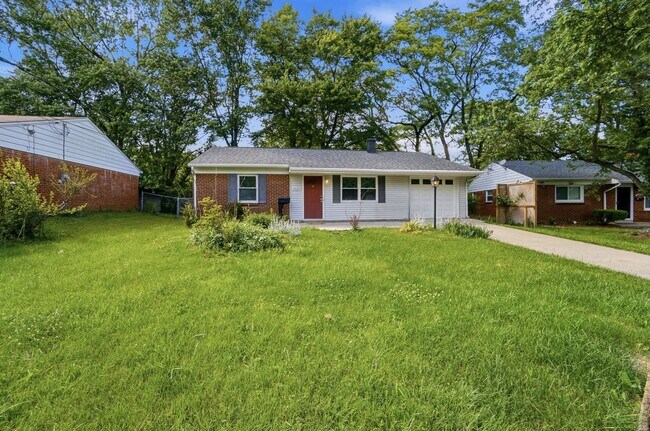 Building Photo - Three Bedroom Home with Great Outdoor Entertainment Space!