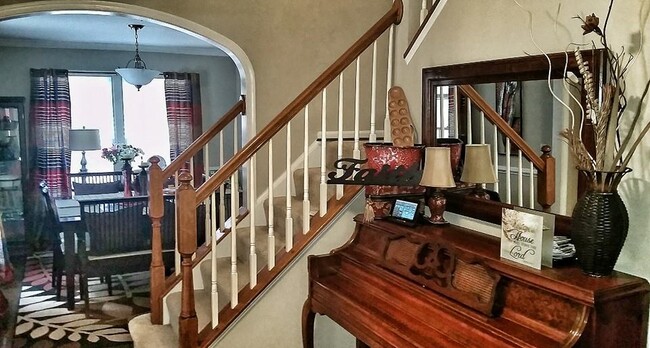 Main entry foyer (note: all furnishings have been removed) - 13 Steeple Ct