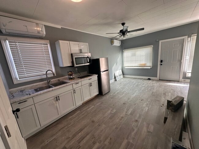 Building Photo - 2948 Shelby St