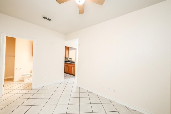 Building Photo - 1000 Ranchway Dr