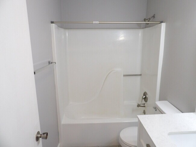 Building Photo - 902 Plaza Dr