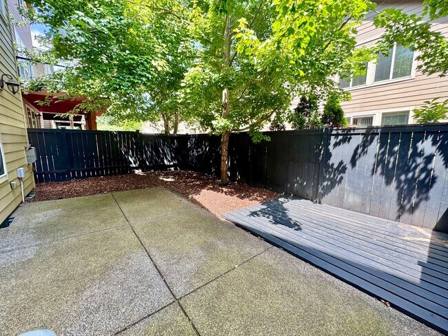 Building Photo - GORGEOUS Townhome...  LOCATION , LOCATION near Peace Health Hospital
