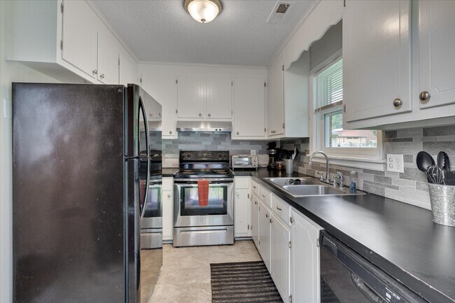 Building Photo - 210 Parthenia Dr