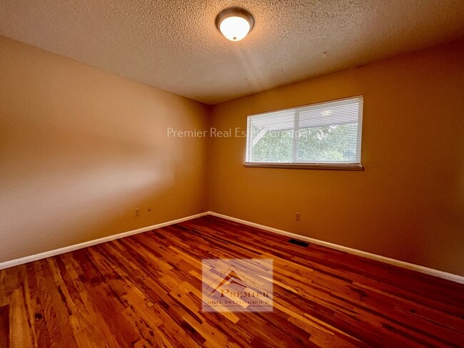 Building Photo - 1304 Rainier Dr