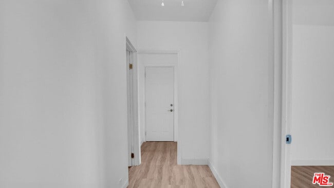 Building Photo - 472 N Ezra St