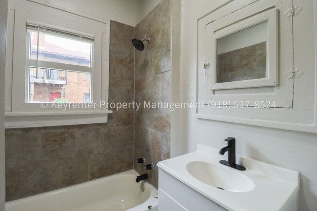 Building Photo - N Rosedale Ave Triplex