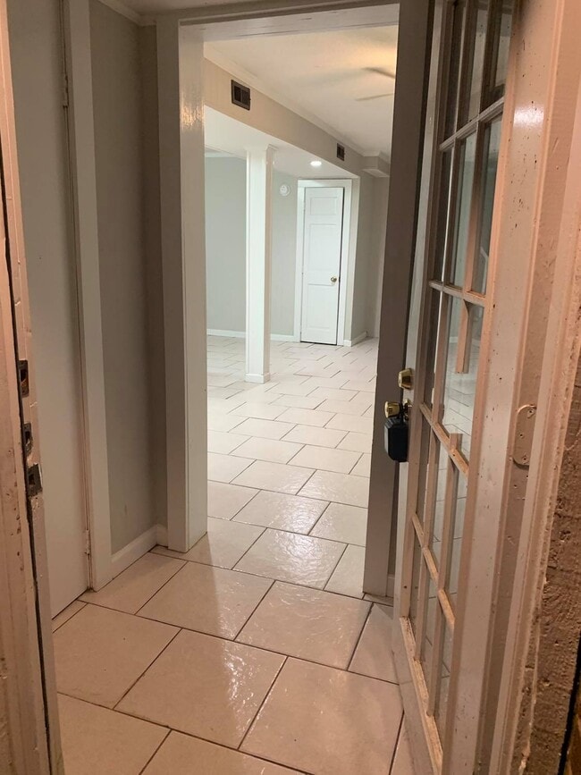 Building Photo - 903 W Walnut St