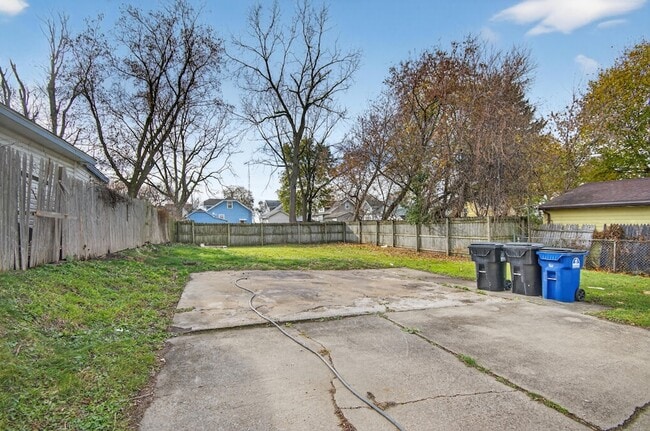 Building Photo - 1927 Harriet St