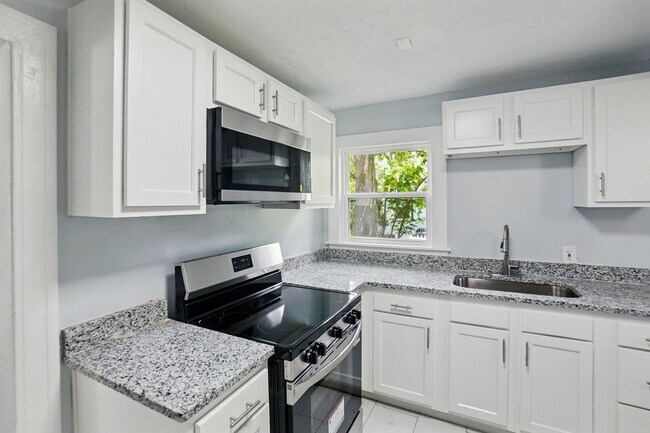 Building Photo - Two Bedroom in Dayton!