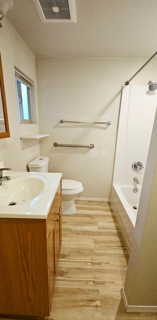 Building Photo - Newly Renovated Duplex in CID