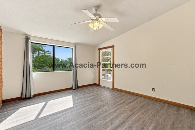 Building Photo - Spacious Three Bedroom/Three Bath Townhome