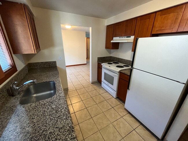 Building Photo - 2 Bed/1 Bath Duplex with Single Car Garage...