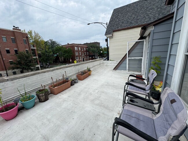 Building Photo - 5017 N Western Ave