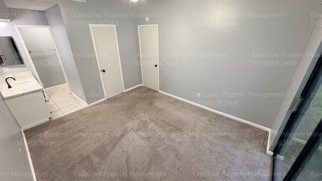 Building Photo - 3 bedroom/ 2 bathroom home nestled in a cul-de-sac.