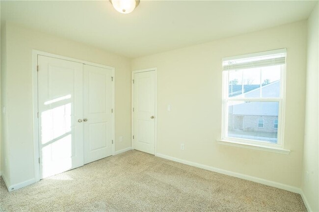 Building Photo - 1060 Sunny Lk Dr