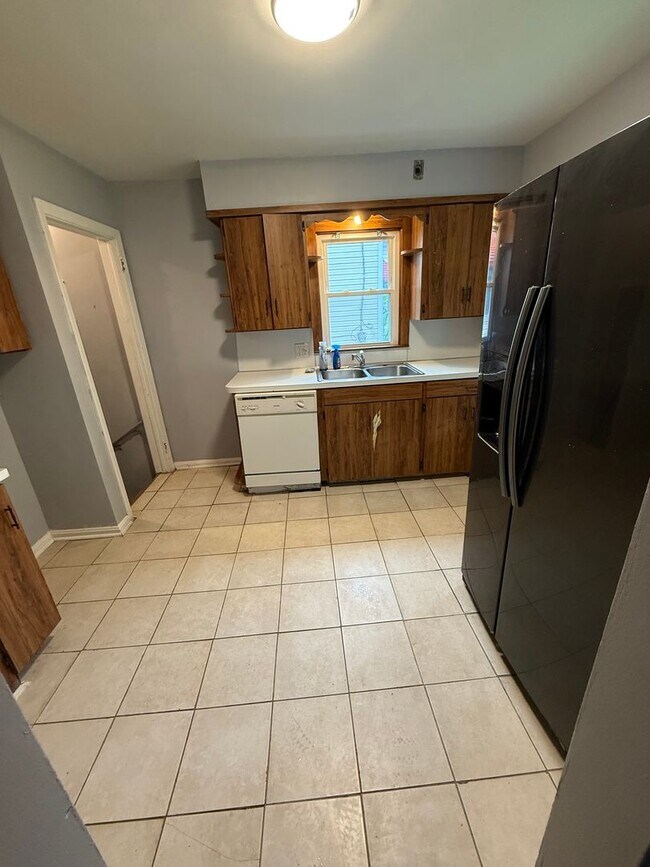 Building Photo - SECTION 8 AND EDEN ACCEPTED!! Newly Renova...