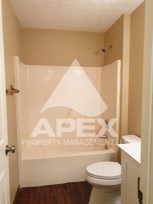 Building Photo - Spacious 2 Bd 1.5 Ba Townhouse in Halls!