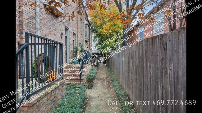 Building Photo - Beautiful 2 BR, 2.5 Bath in Oak Lawn