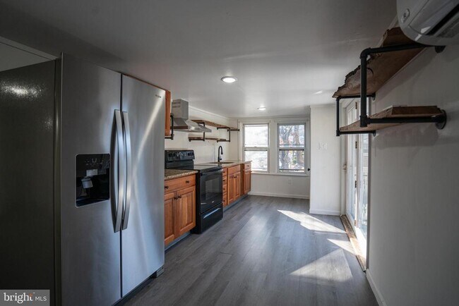 Building Photo - 729 Main St