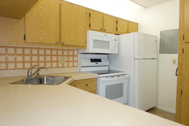 Building Photo - 208 Foxtail Dr