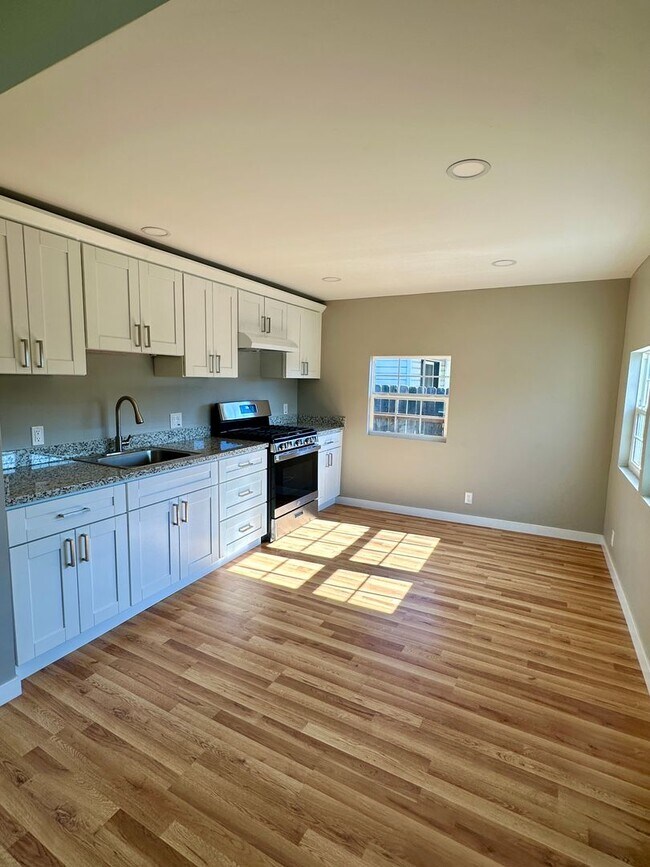 Building Photo - Beautiful 3 bedroom 3 bath Two Story House