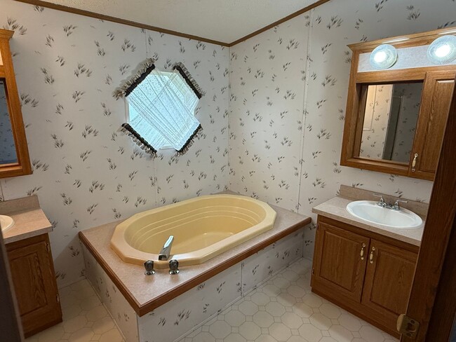 Building Photo - ~APPLICATIONS PENDING~ 3 Bedroom, 2 Bath H...