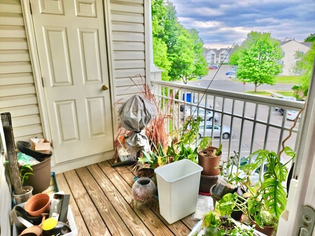 Building Photo - Bright Condo in Convenient Location