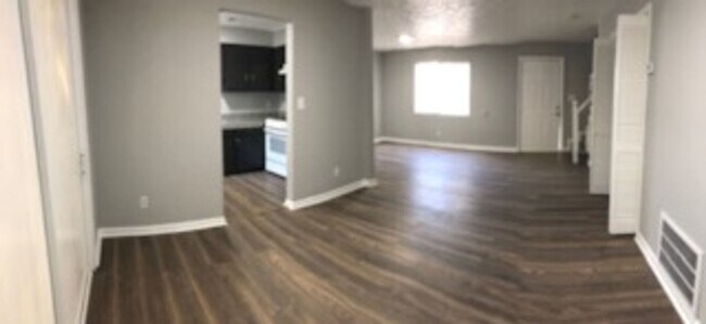 Building Photo - ONE MONTH FREE RENT! Newly Remodeled 2Bed/...