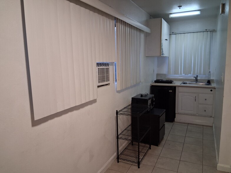 spacious studio - 669 Fairmont Ave