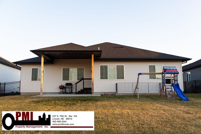 Building Photo - 5 Bedroom and 3 Bathroom House