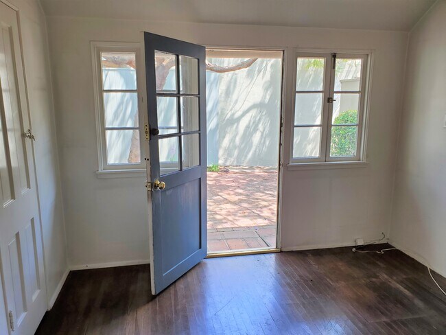 Building Photo - 8531 Rosewood Ave