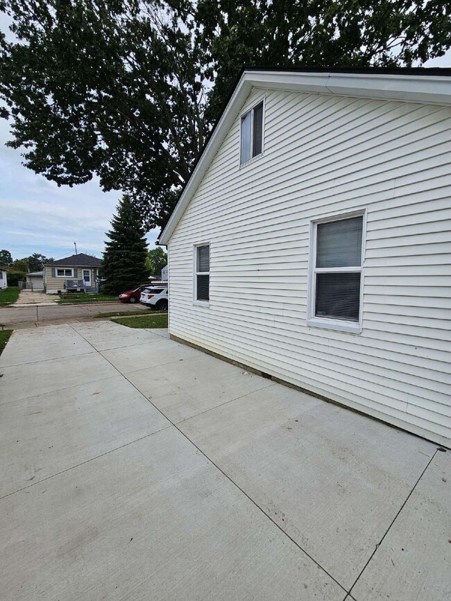 Building Photo - Beautifully Renovated 3-Bedroom, 1 Bathroom Ranch. Updated Kitchen w/ All Appliances, Large Maste...