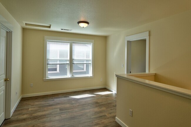 Building Photo - 997