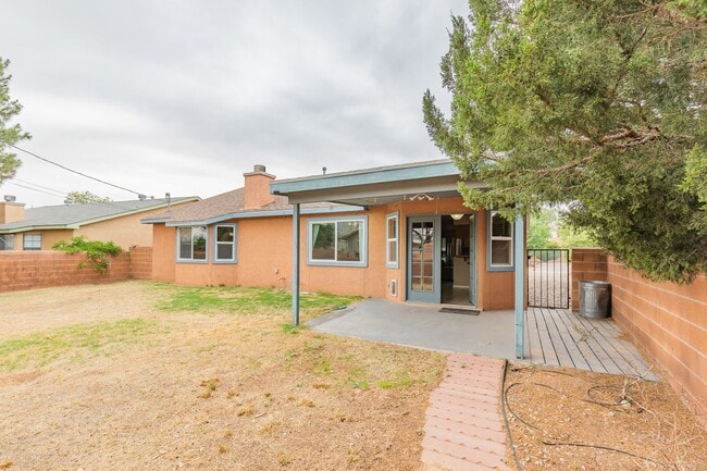 Building Photo - 3 Bedroom 2 Bath Home