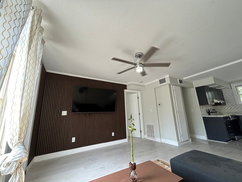 Building Photo - 515 40th Ave S