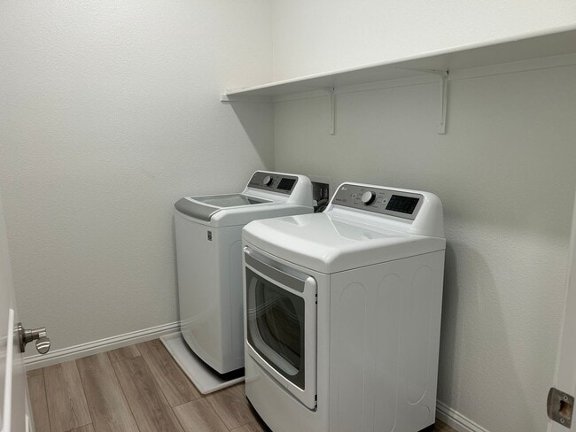 Building Photo - Beautiful 4 Bedroom 3 Bath Brentwood Home