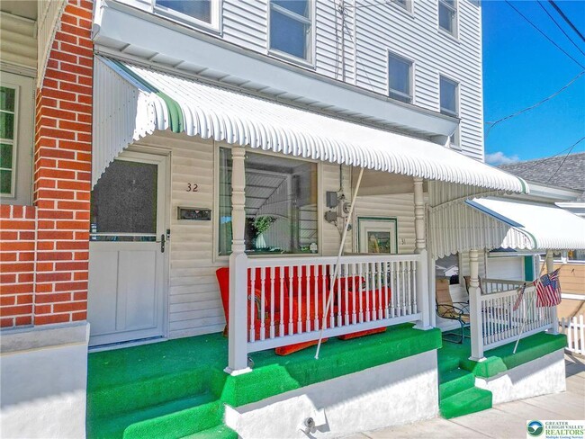 Building Photo - 32 Powell St