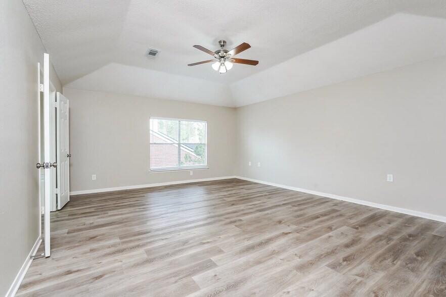 Building Photo - 18162 Holly Green Dr