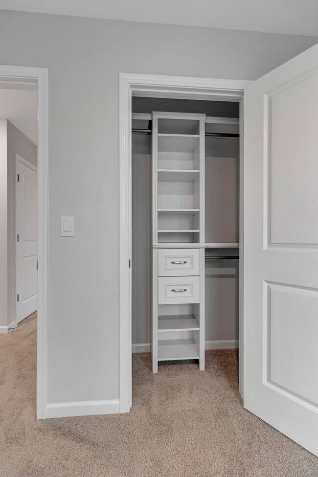 Building Photo - UPGRADED 3 BD 3 BATH MURFREESBORO TOWNHOME IN RIVER LANDING