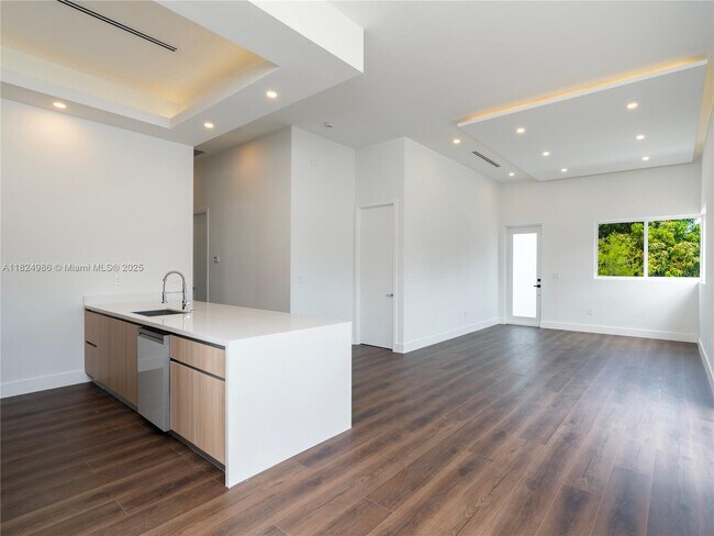 Building Photo - 2931 SW 12th Ave