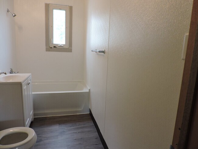 Building Photo - 2 bedroom, 1 bath house