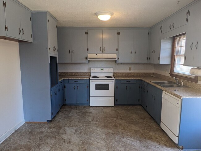 Building Photo - New listing in Mooresville!