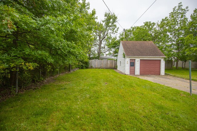 Building Photo - 3 Bedroom/1 Bath Single House Euclid!