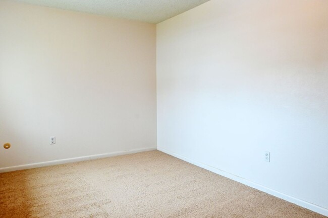 Building Photo - 2 bed 1 Bath townhouse