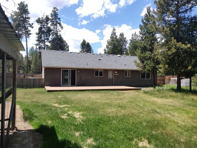 Building Photo - Charming 4-Bedroom Home on 1/2 Acre with a Fenced Backyard, Fully Insulated Double-Car Garage, in...
