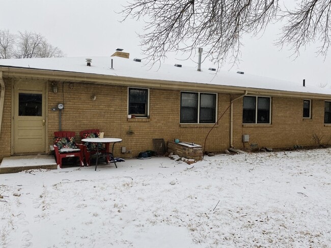 Building Photo - 1804 Broadview Pl