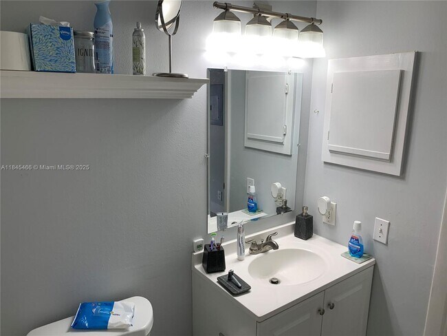 Building Photo - 9999 Summerbreeze Dr