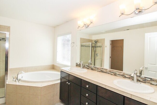 Building Photo - Spacious Rental! 3bed 3bath 2039sf 2 Car Garage A/C + Bonus Room