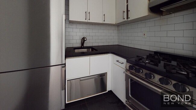 Building Photo - 324 E 83rd St