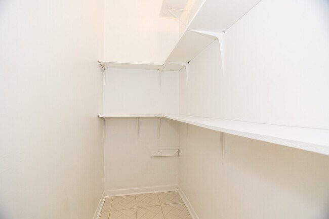 Building Photo - 525 N Wood St